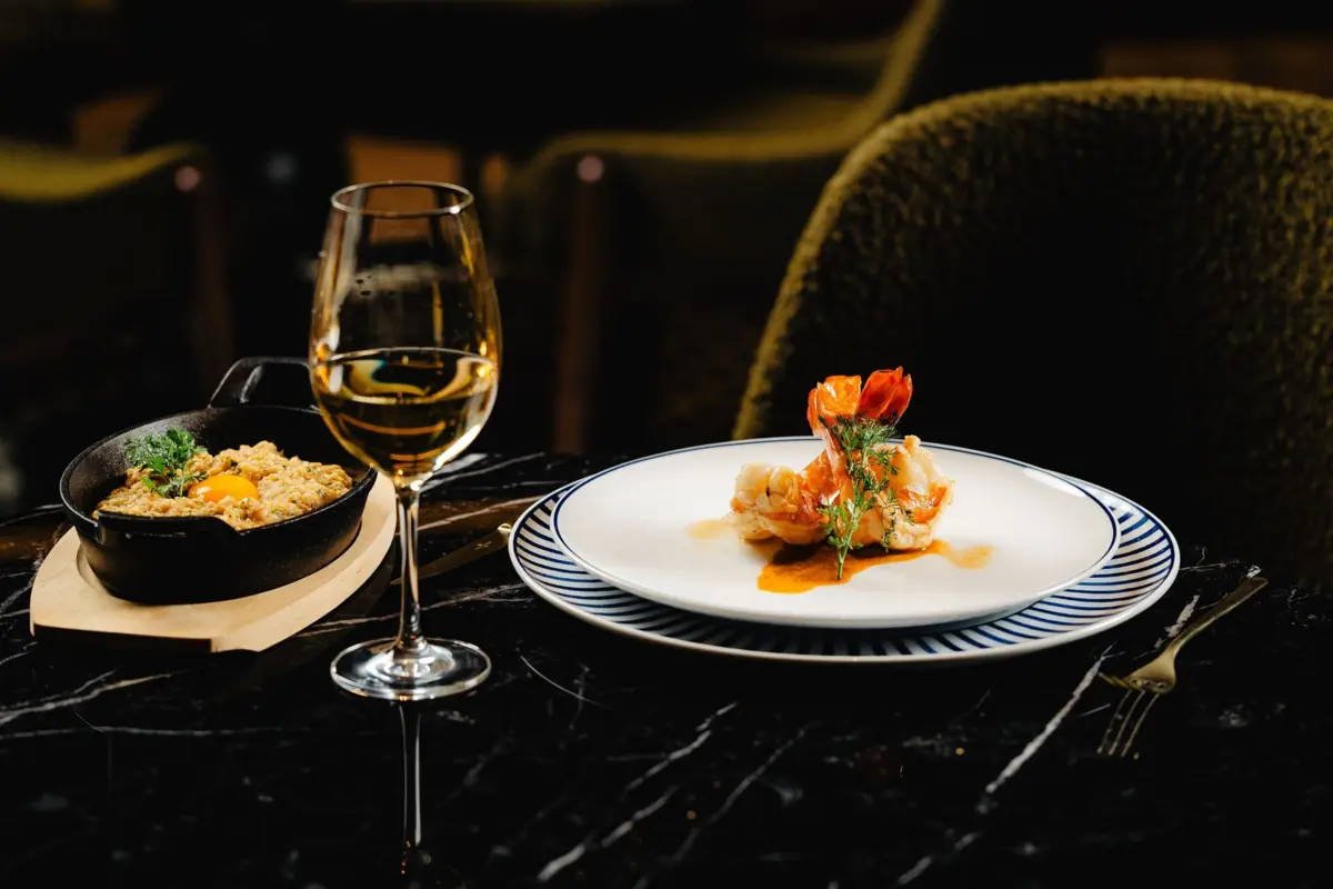 Fora dos jantares com chefs Michelin, o Old Course tem uma carta de almoços e jantares.