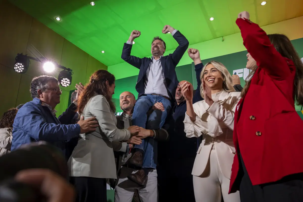 Pedro Nuno Santos falava no auditório do Nerba – Associação Empresarial de Bragança, uma sala a rebentar pelas costuras para o ouvir e de onde saiu em ombros