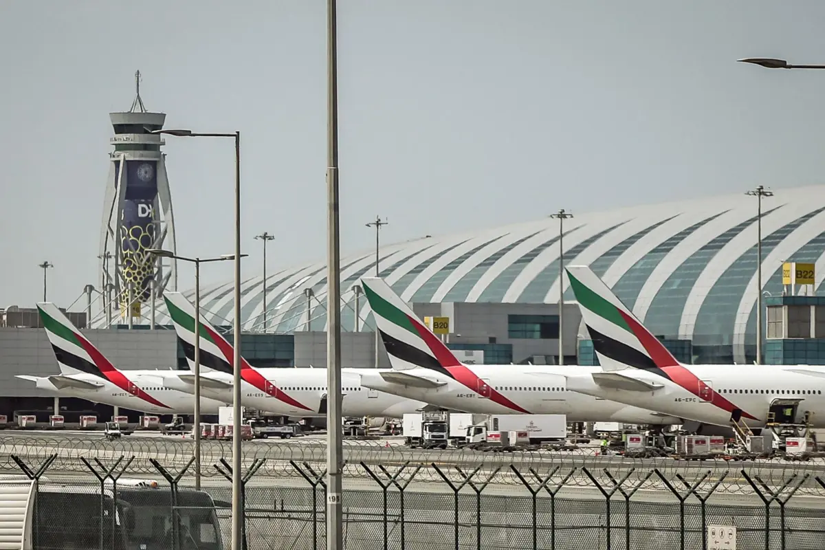 Aviões parados no aeroporto do Dubai