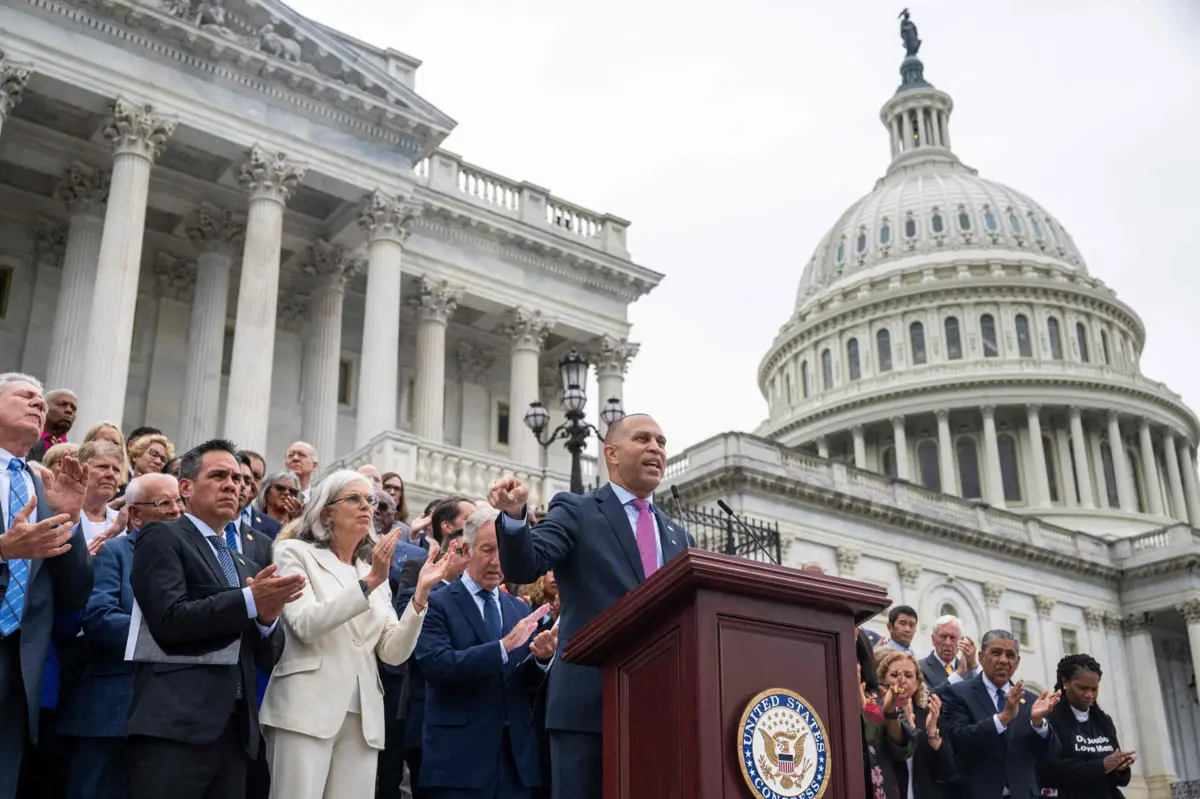 Democratas diante do Capitólio, antes da votação do projeto de lei orçamental de Trump