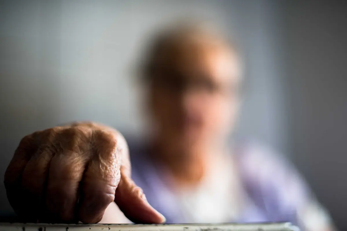 A pensão mensal auferida pela idosa "estaria a ser utilizada pelos suspeitos em proveito próprio, designadamente para consumo de estupefacientes"