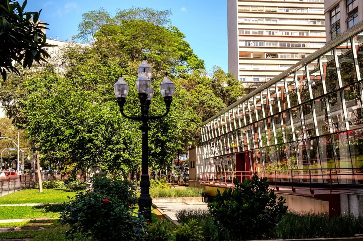 A biblioteca situa-se no centro de São Paulo