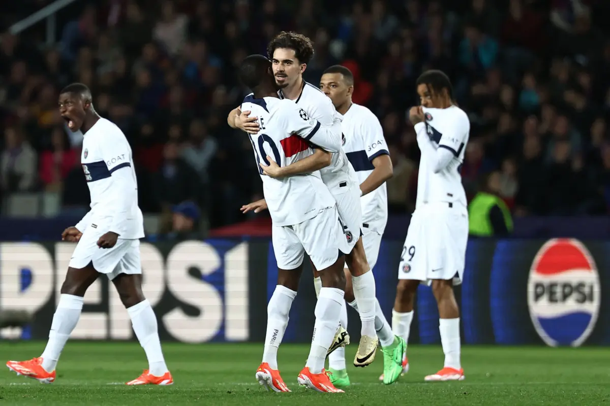 Vitinha festeja com Dembélé o golo marcado ao Barcelona