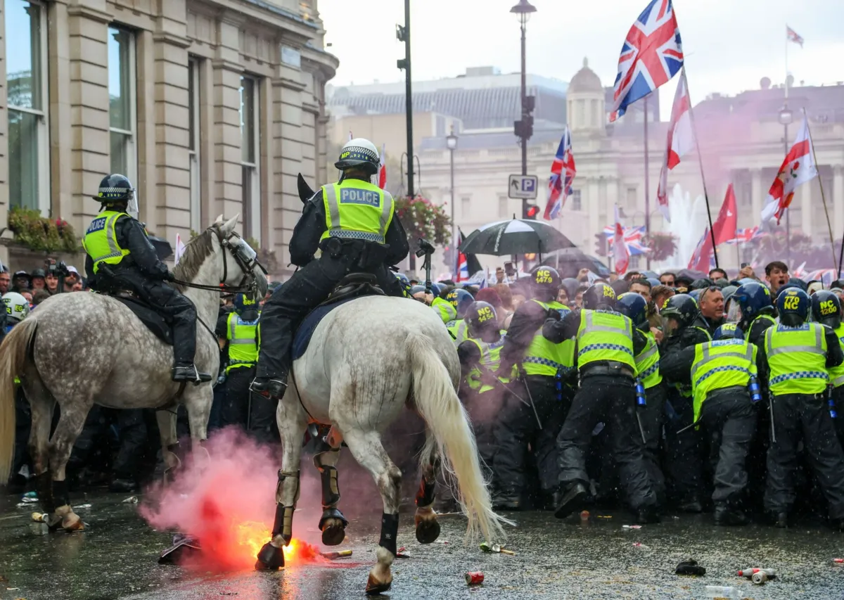 A polícia anunciou que 26 polícias ficaram feridos e 25 pessoas foram detidas durante os distúrbios provocados na capital britânica por manifestantes de extrema-direita