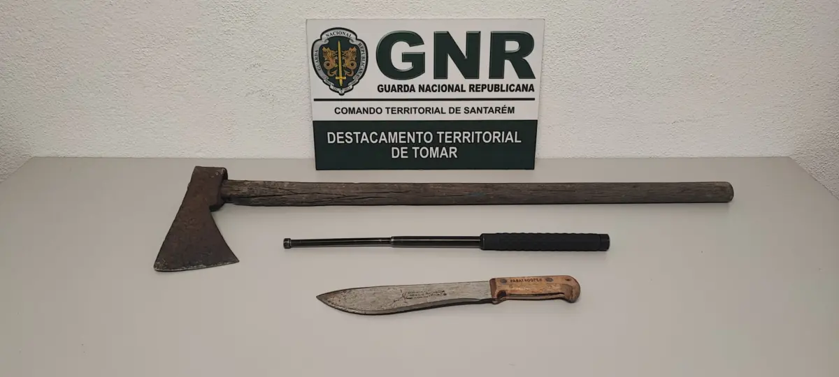 Suspeito detido pela GNR estava a posse de um machado, um bastão extensível e uma catana.