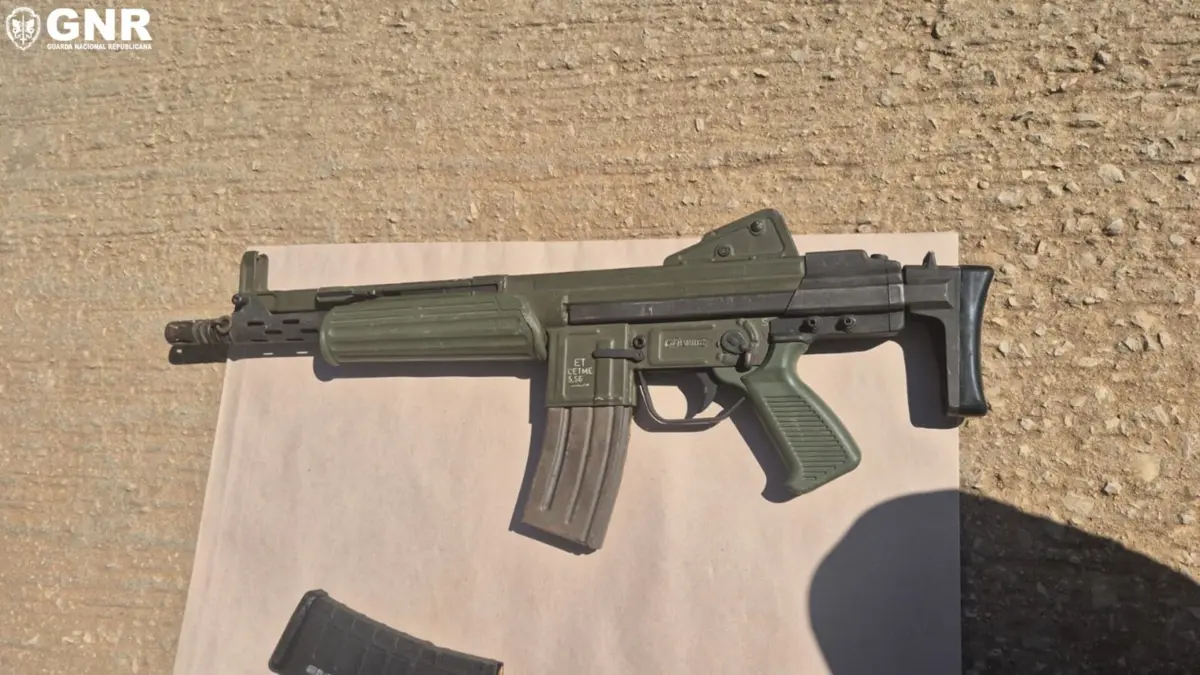 Uma das quatro metralhadoras apreendidas aos suspeitos