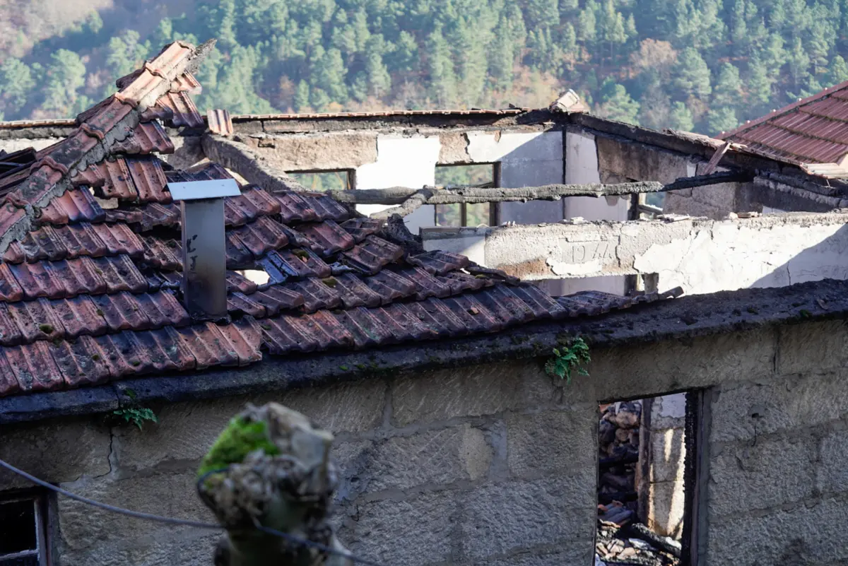 Habitação ficou destruída pelas chamas