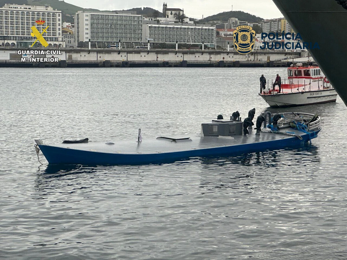 Embarcação usada pelos traficantes continua em terra e inundada