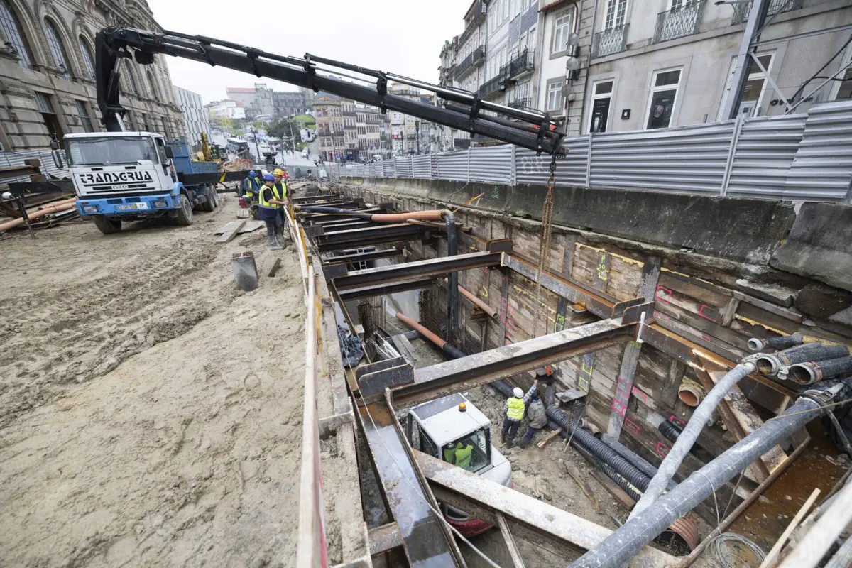 Obras de expansão da rede de metro junto à estação de São Bento, no Porto
