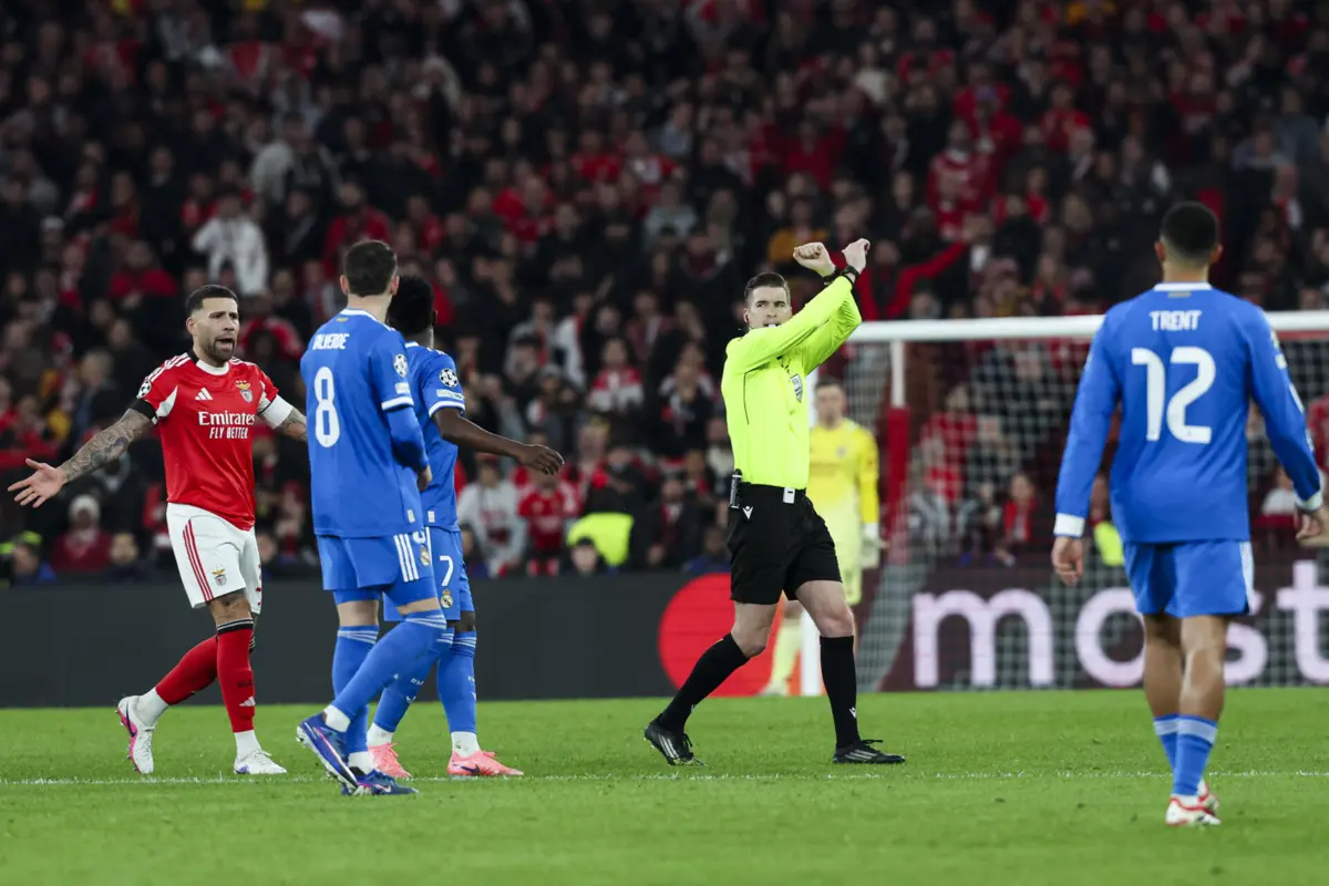 Gesto do árbitro que ativou o protocolo