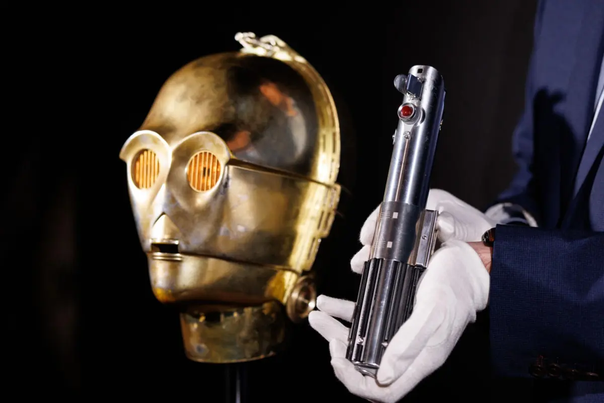 Cabeça de fibra de vidro do C-3PO utilizada por Anthony Daniels em "O Império Contra-Ataca" (1980) e o cabo do sabre de luz utilizado em "O Despertar da Força" por Luke Skywalker