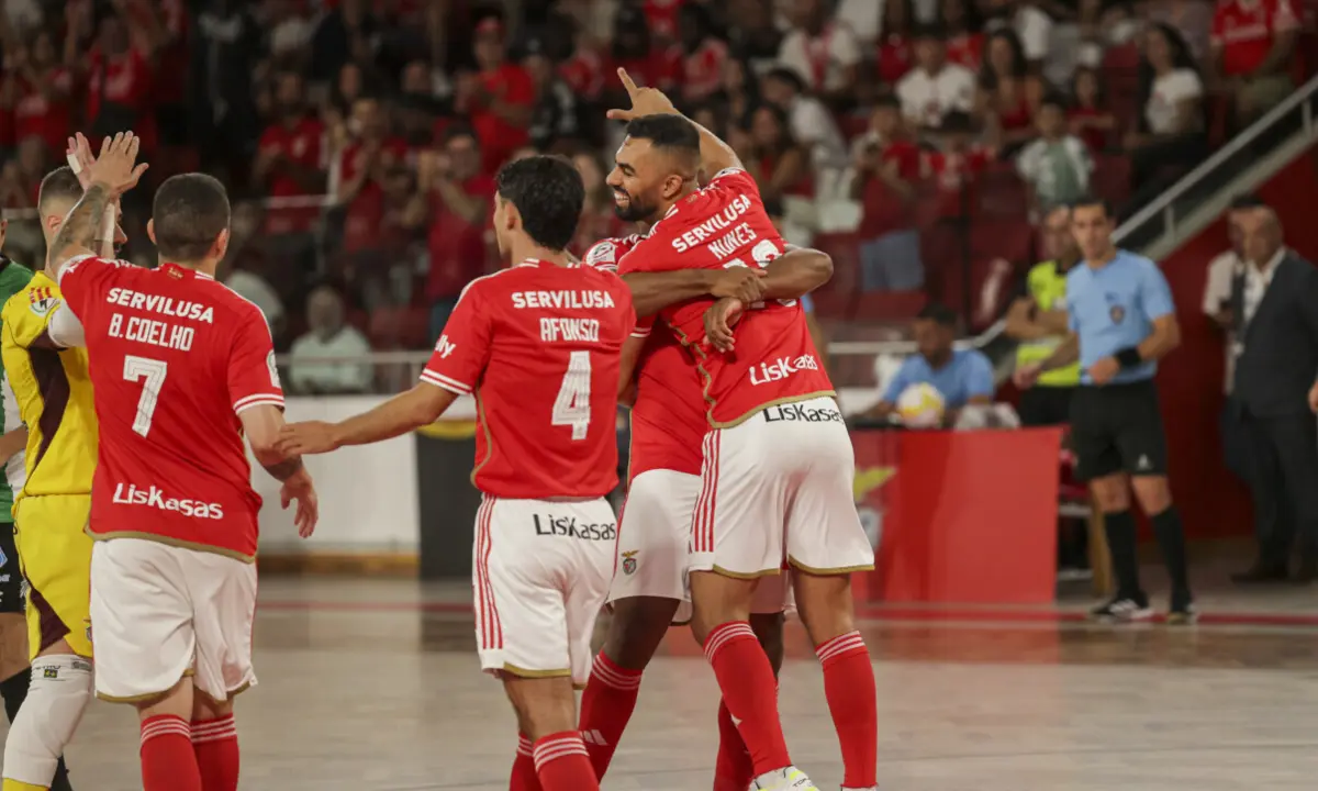 Benfica teve de suar para vencer, mas no final fez a festa