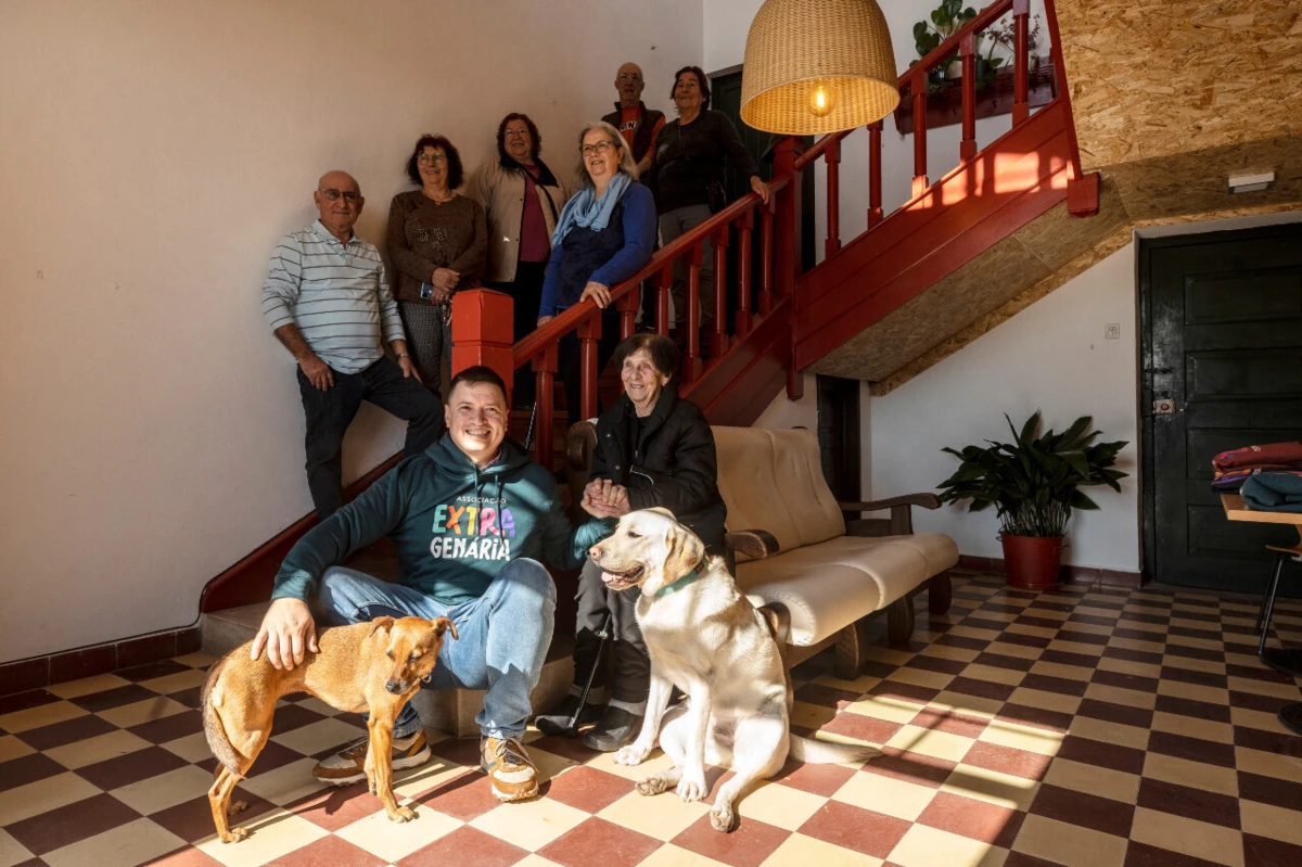 Ângelo Valente (em baixo) com idosos que foram conhecer instalações