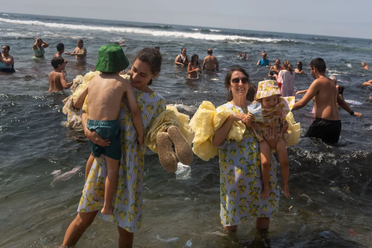 Imagem de contexto do artigo Cortejo do Traje do Papel: "Nem que seja só molhar os pés, vou as sete vezes ao mar"