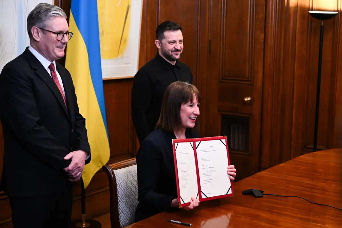 Keir Starmer e Volodymyr Zelensky junto à ministra britânica Rachel Reeves no âmbito da celebração do acordo de empréstimo