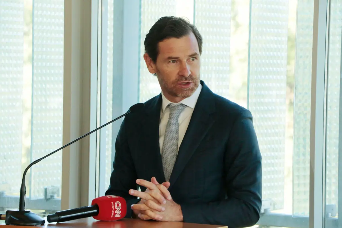 André Villas-Boas negou ter convidado José Mourinho a voltar a assumir o comando técnico do F. C. Porto