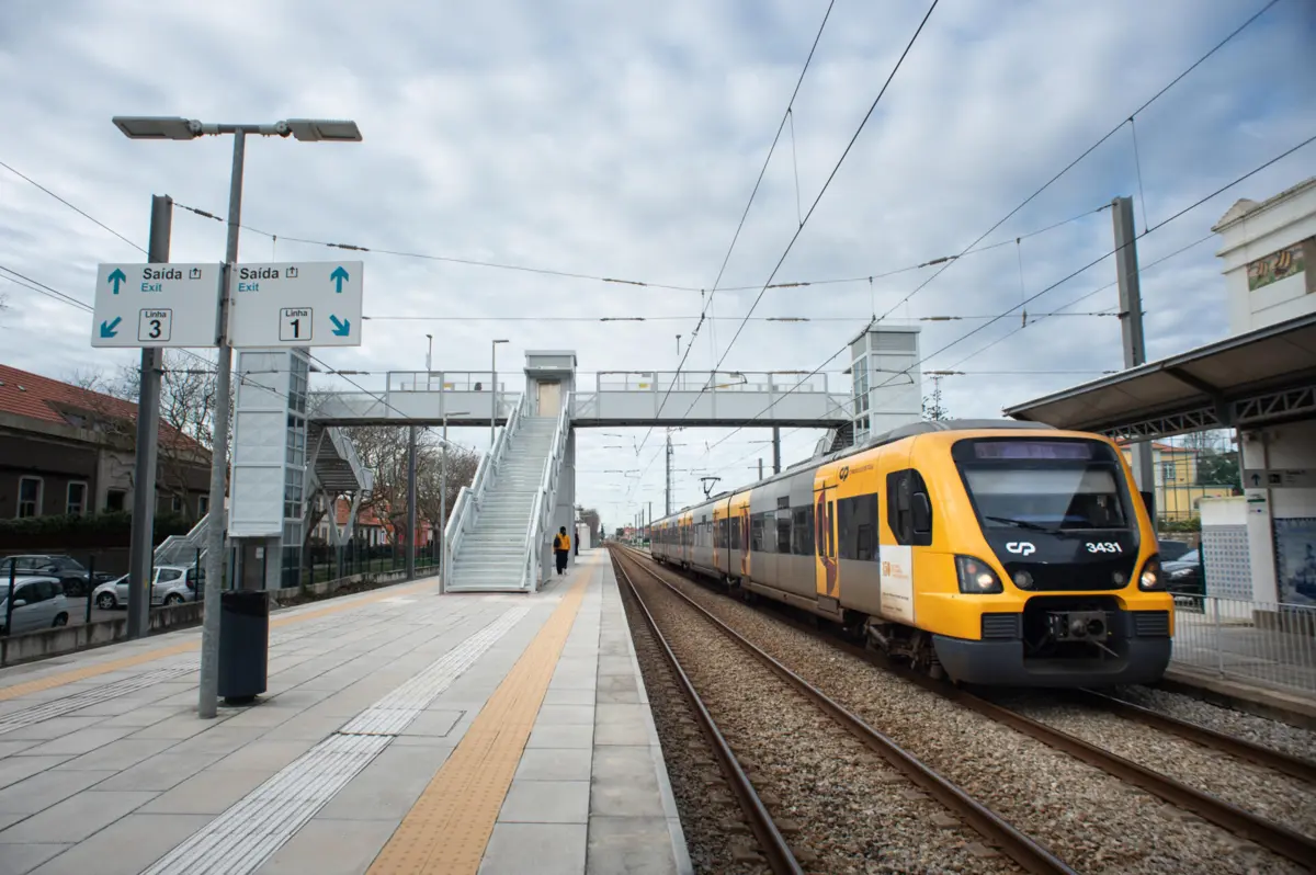 Autarquia e passageiros contestam passagens superiores na Granja (na foto) e na Aguda, que têm os elevadores muitas vezes avariados