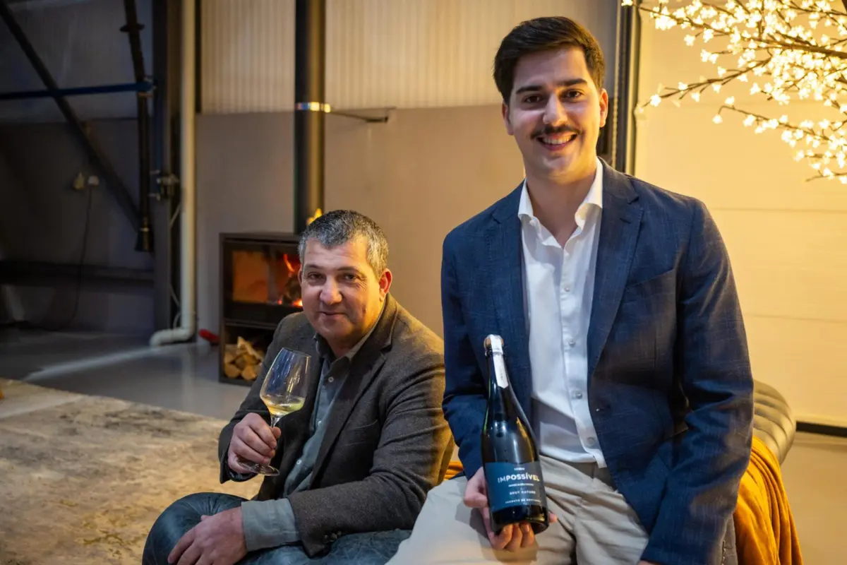 Enólogos Luís e Manuel Cerdeira com o seu espumante Impossível