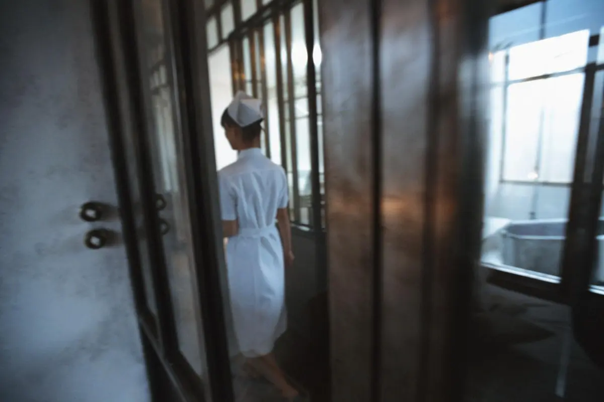 Mulheres do grupo faziam-se passar por enfermeiras e conversavam com os idosos sobre doenças para os distrair