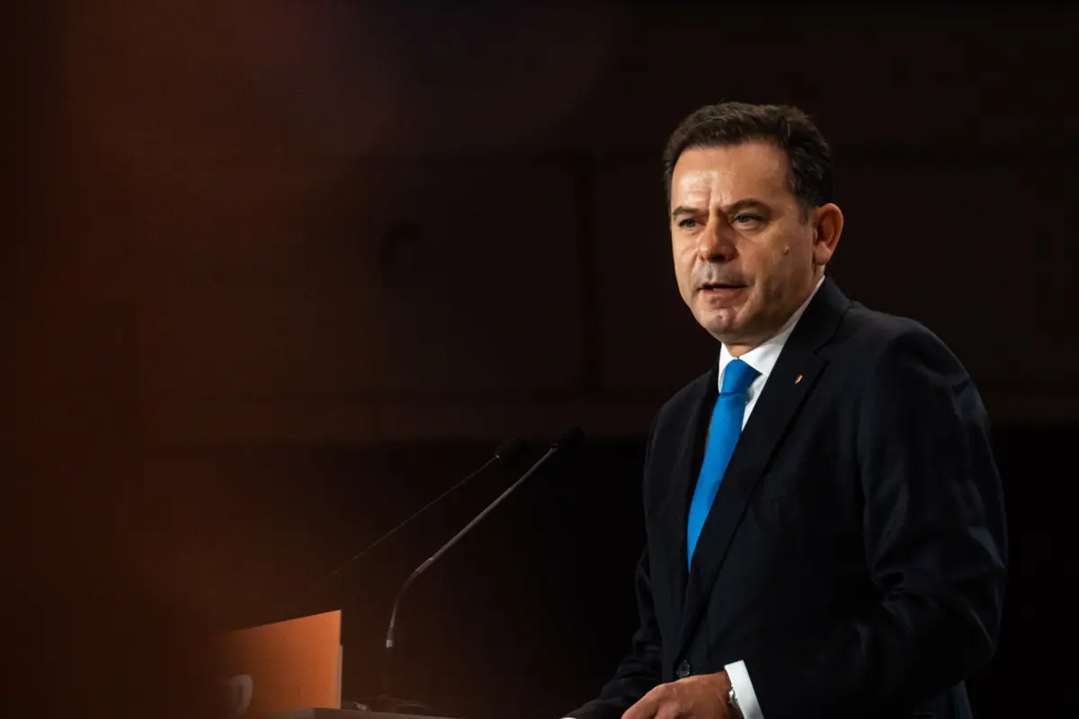 "É possível termos menos impostos e melhores salários e pensões", escreve Luís Montenegro