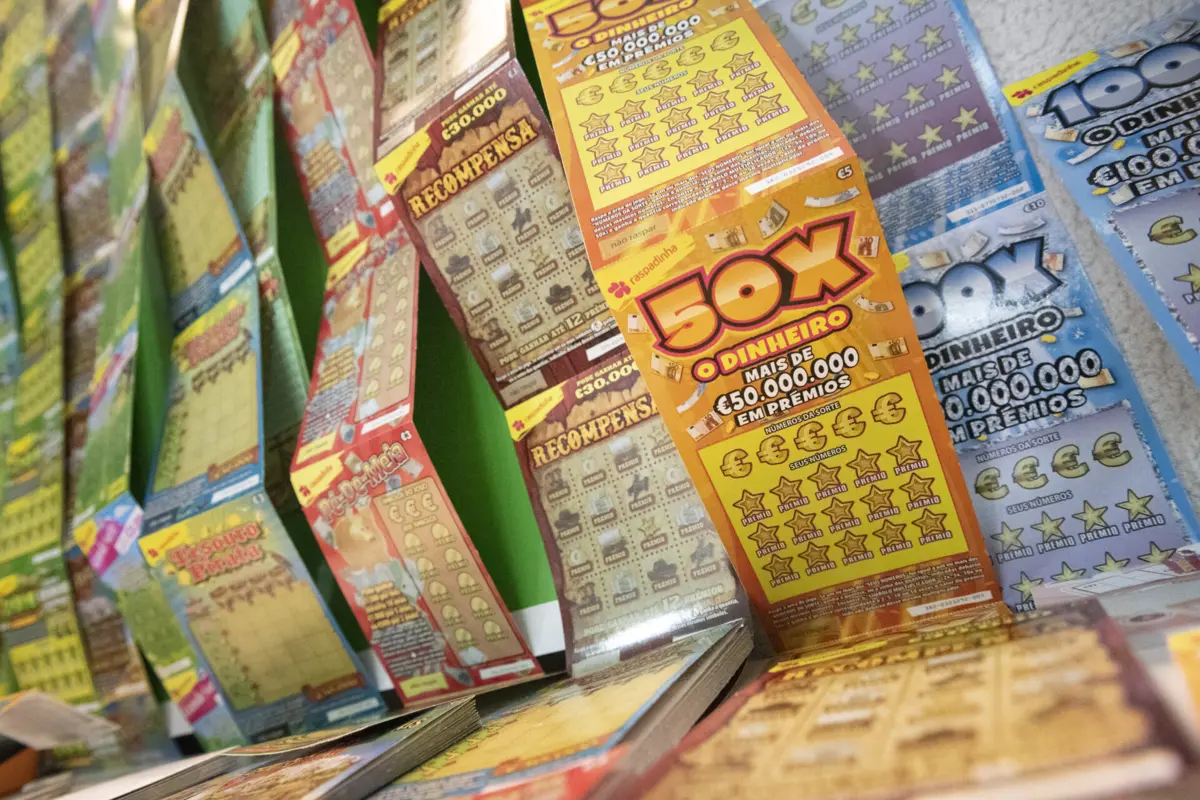 Furou telhado e levou tabaco, dinheiro e raspadinhas de uma tabacaria em Beja