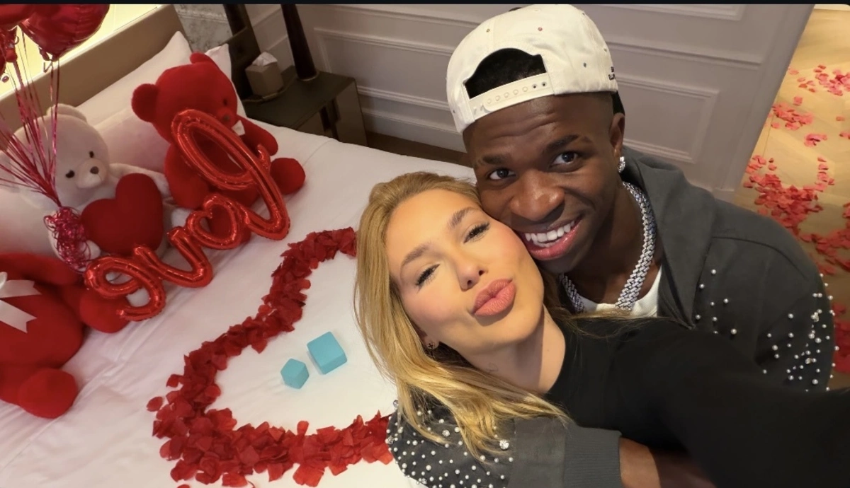 Vinicius Junior e Virgínia Fonseca celebram a reconciliação com um pedido de namoro em Madrid, rodeados de pétalas de rosas, balões e presentes de luxo