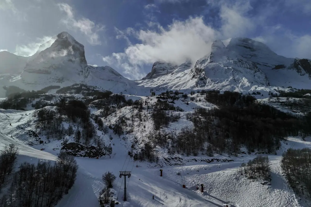 Aeronave foi encontrada numa zona perigosa e inacessível por estrada