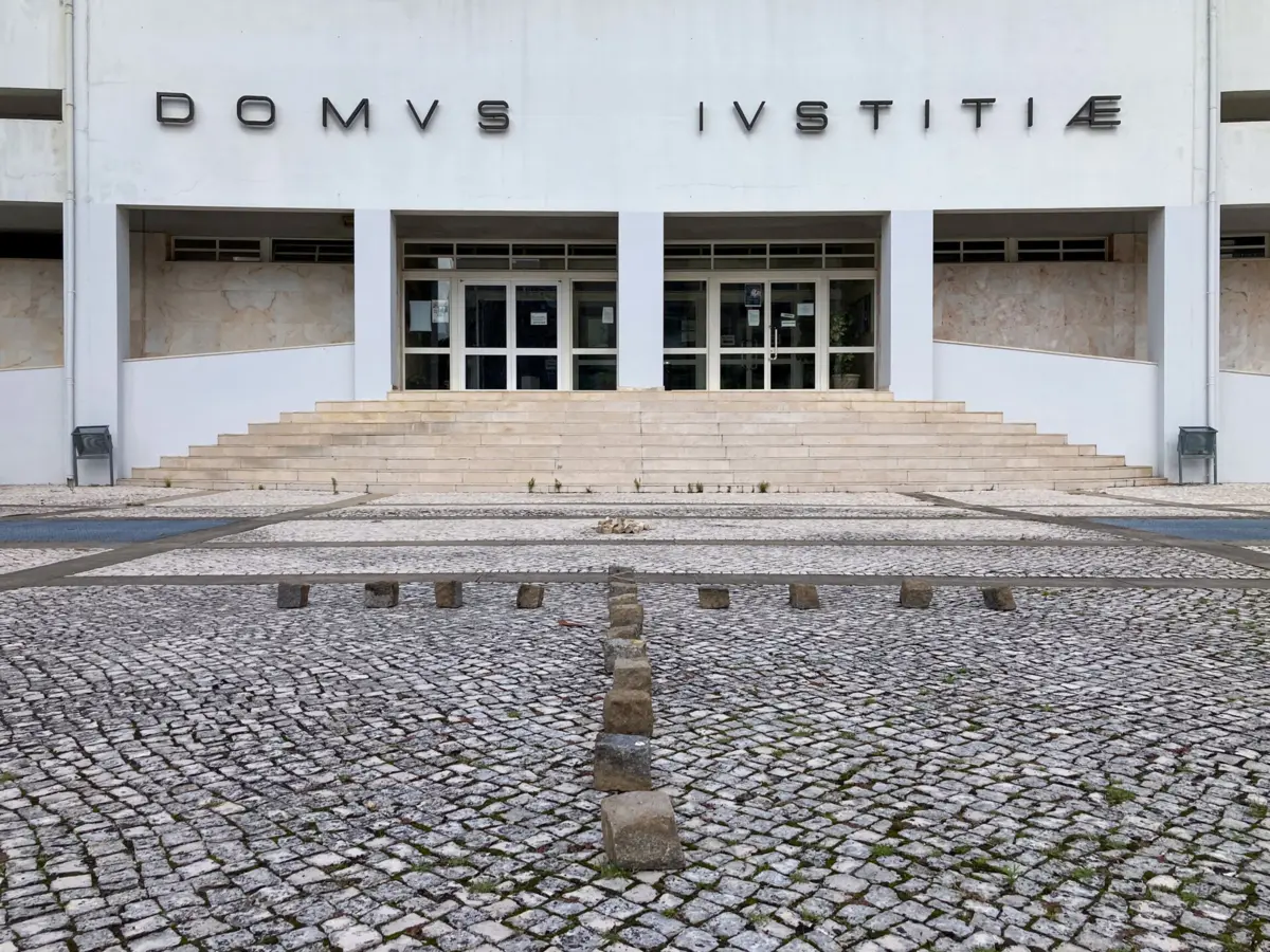 Quando os funcionários chegaram, de manhã a cruz já lá estava