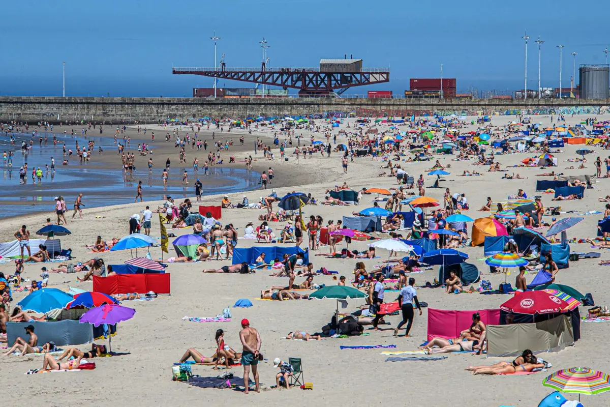 Imagem de contexto do artigo Há mais praias, mas banhistas vão para areais sem segurança