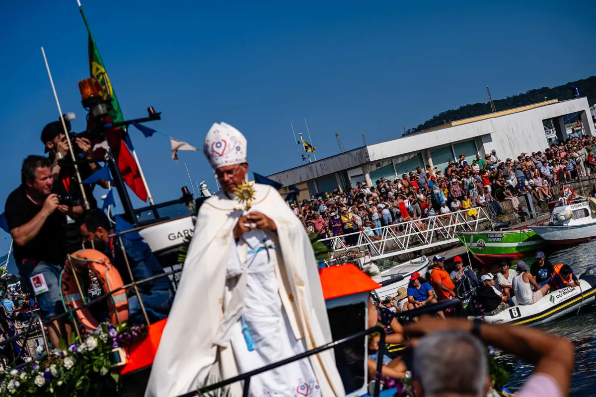 Algumas dezenas de embarcações, pintadas de fresco e engalanadas com flores, saíram em procissão