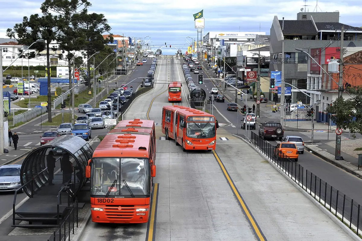 O exemplo pioneiro do BRT de Curitiba (Brasil) estará em destaque