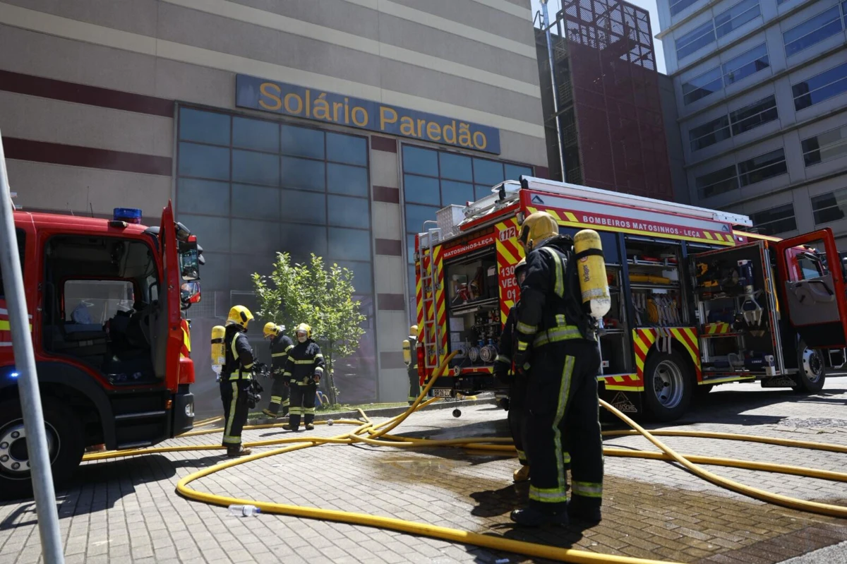 Para o local foram mobilizados meios dos Bombeiros Voluntários de Leixões, S. Mamede de Infesta, Matosinhos - Leça e Leça do Balio