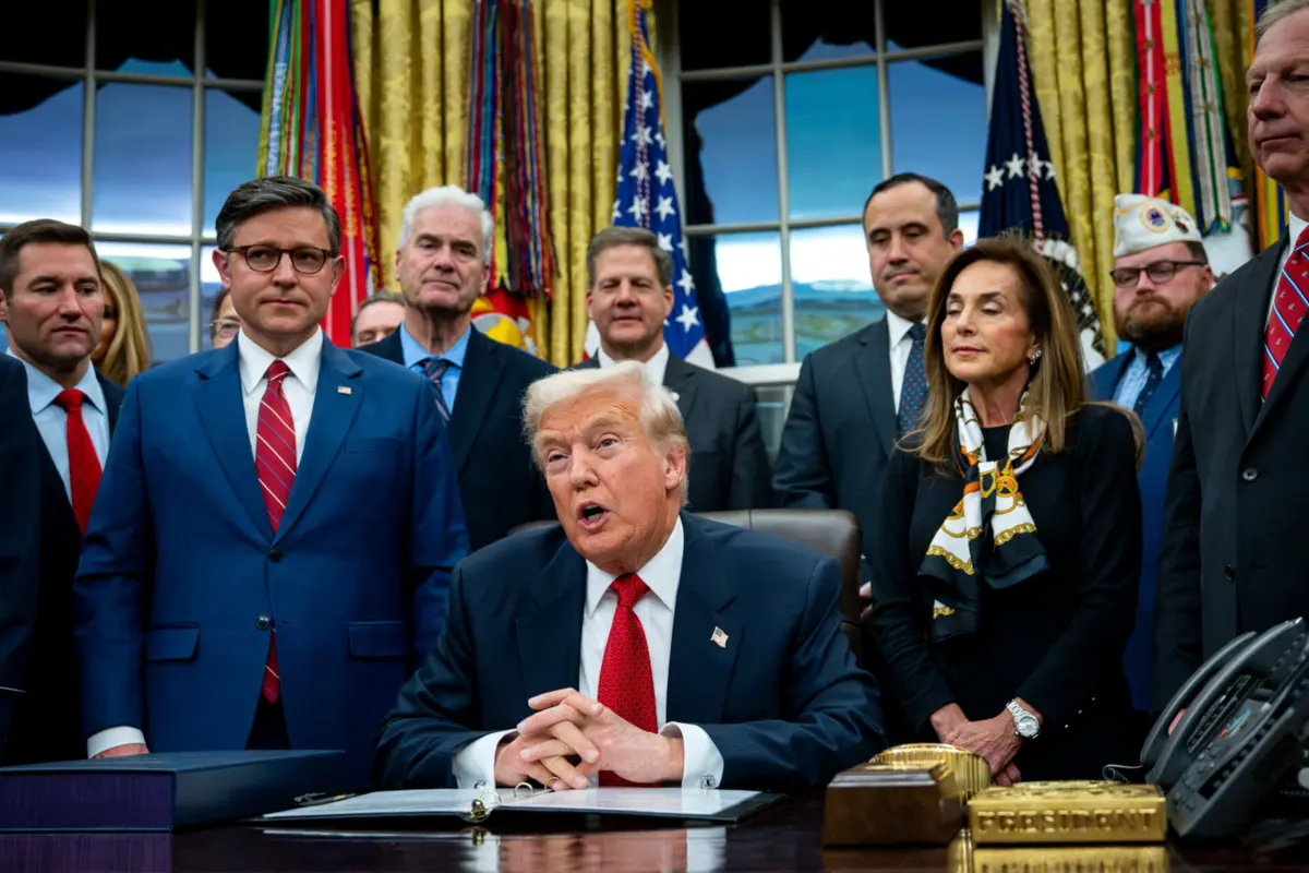 Presidente norte-americano, Donald Trump, com aliados republicanos durante assinatura de projeto para encerrar paralisação do Governo federal dos EUA