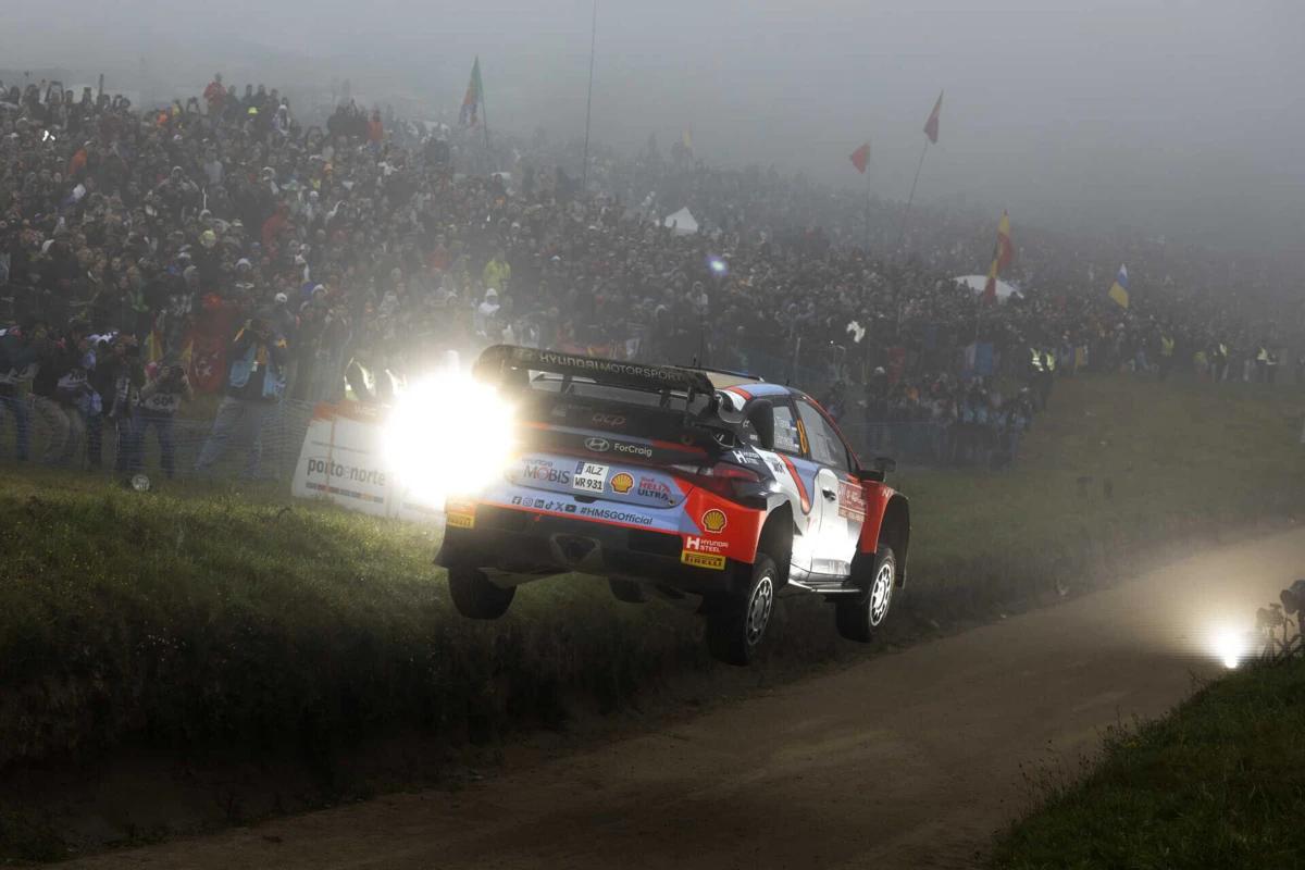 O Hyundai de Ott Tanak no salto da Pedra Sentada, em Fafe