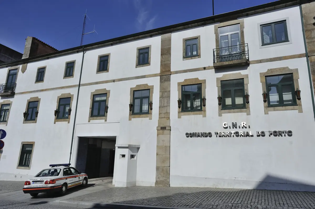 Militares da Guarda depararam-se com suspeito a fugir na via pública e um homem a persegui-lo