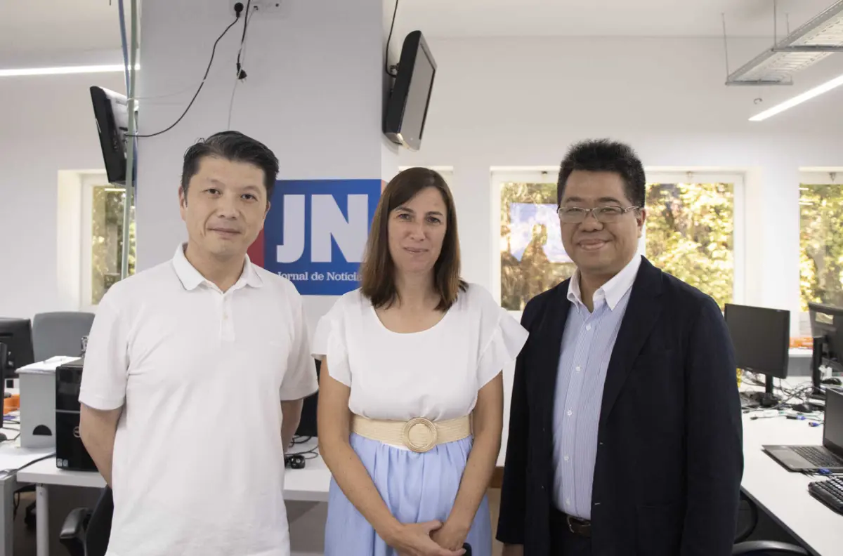 Da esquerda para a direita: O administrador da Global Media Group (G) Kevin Ho, a diretora do JN Inês Cardoso e o editor chefe do Macao Daily News Choi Chi Tou