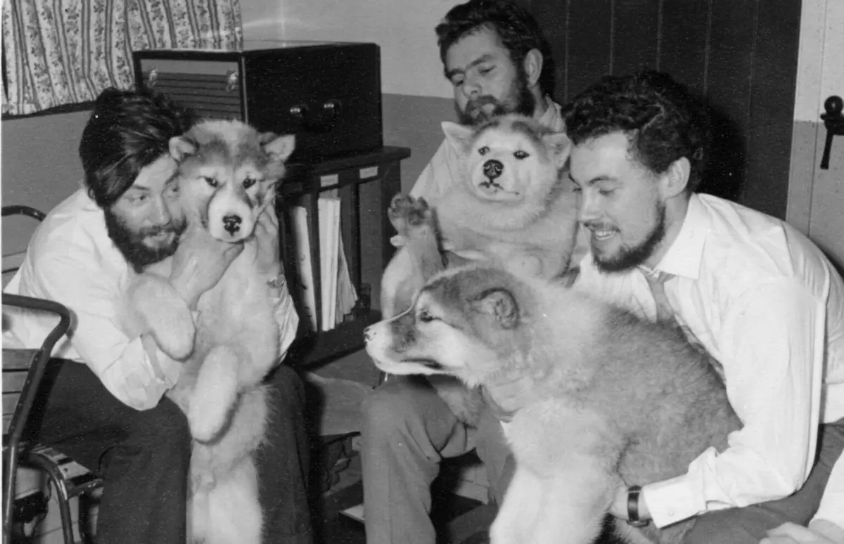 Dennis Bell à esquerda na imagem