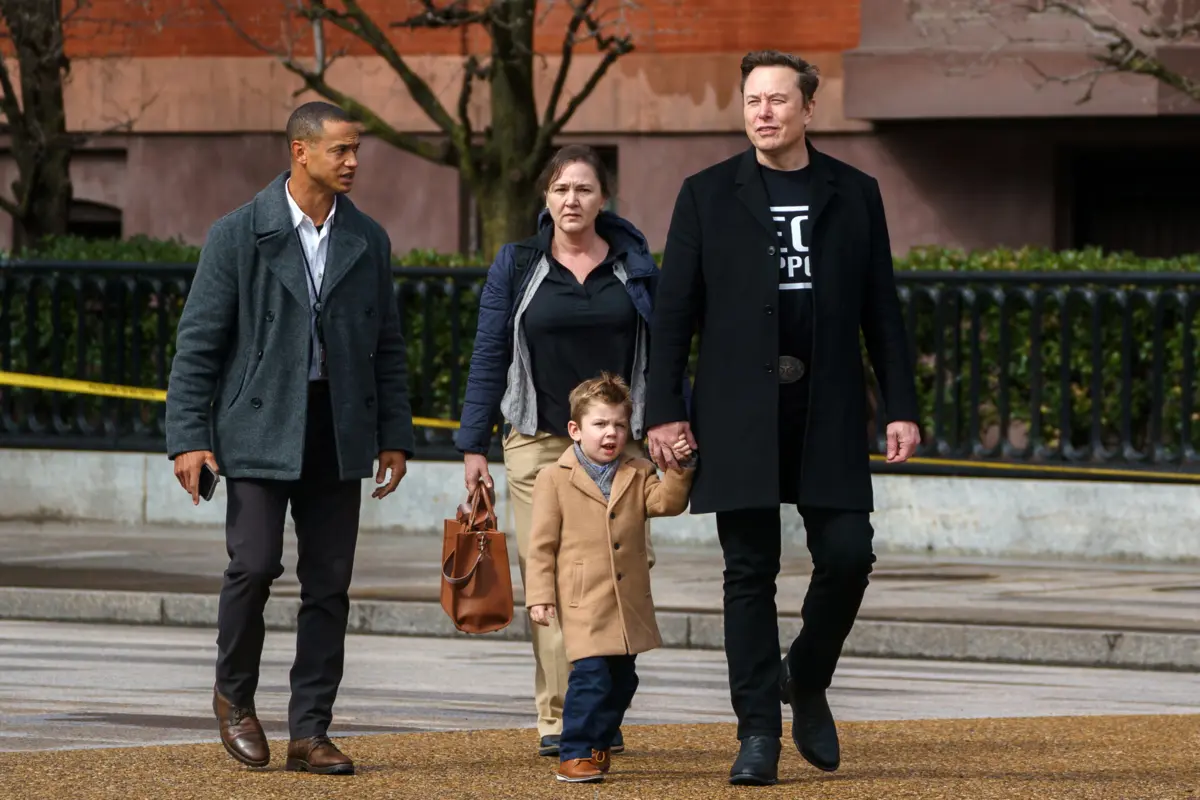 Elon Musk com o filho X, de quatro anos, nascido do relacionamento com a cantora Grimes