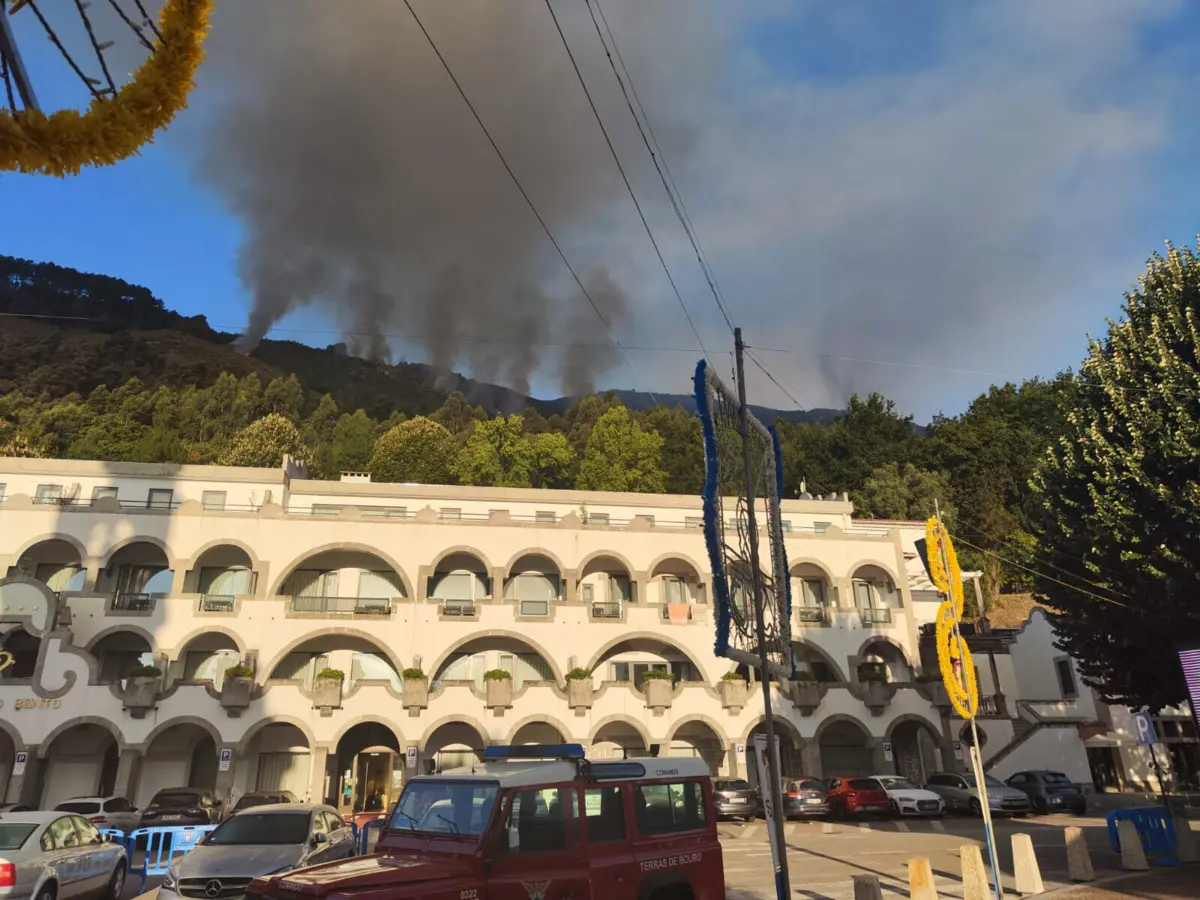 Incêndio está ativo desde a uma hora da manhã.