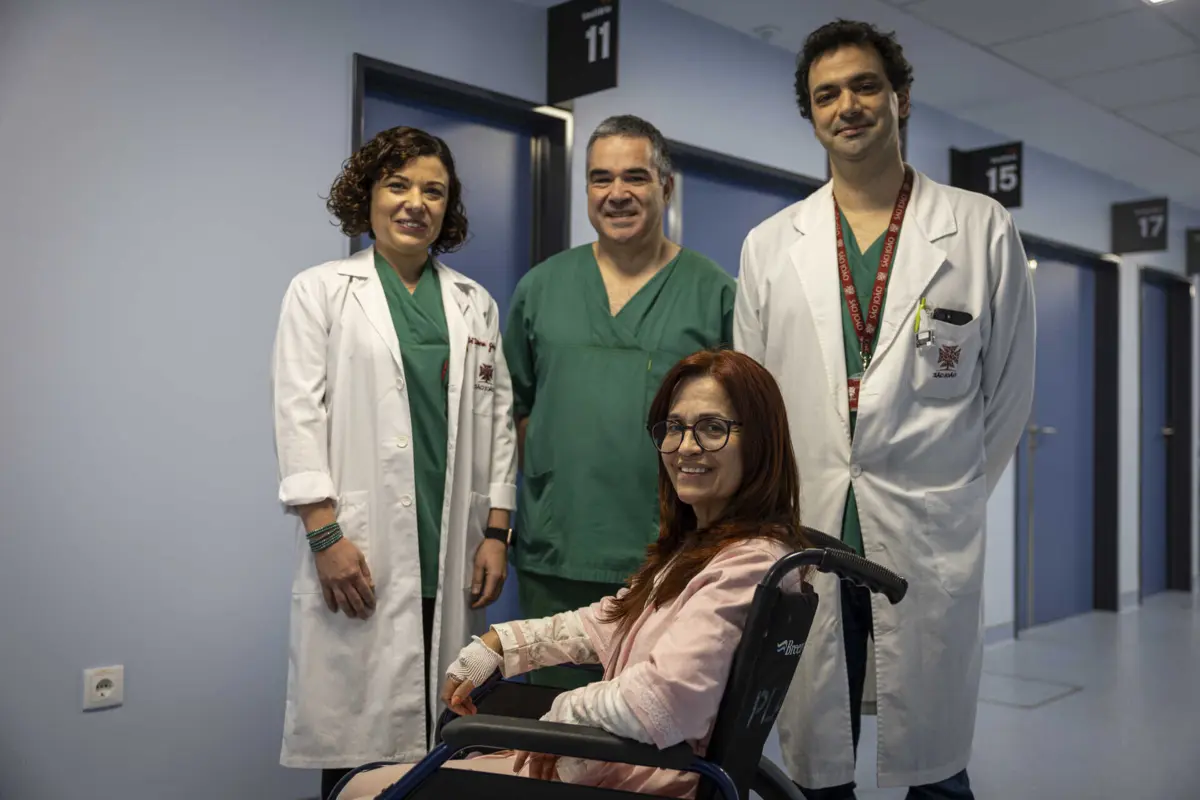 Ermelinda Silva acompanhada pela equipa médica no dia da alta