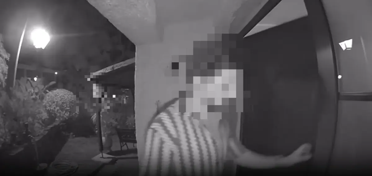 Suspeito filmado a entrar em casa e a agredir violentamente a companheira no exterior