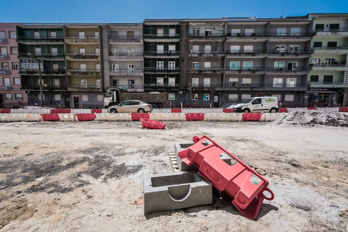 Neste momento, os trabalhos na Avenida da Liberdade decorrem nos passeios