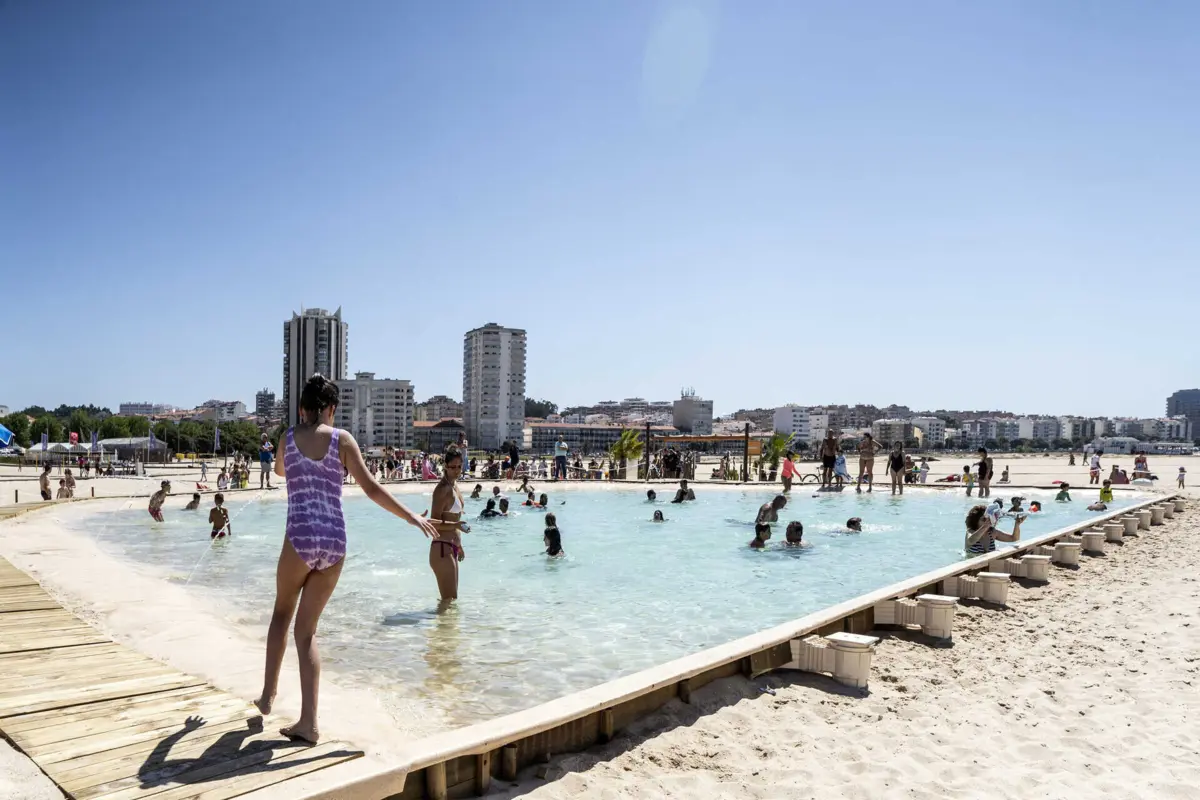Piscina da praia de Buarcos tem atraído pessoas de todas as idades nos primeiros dias de funcionamento