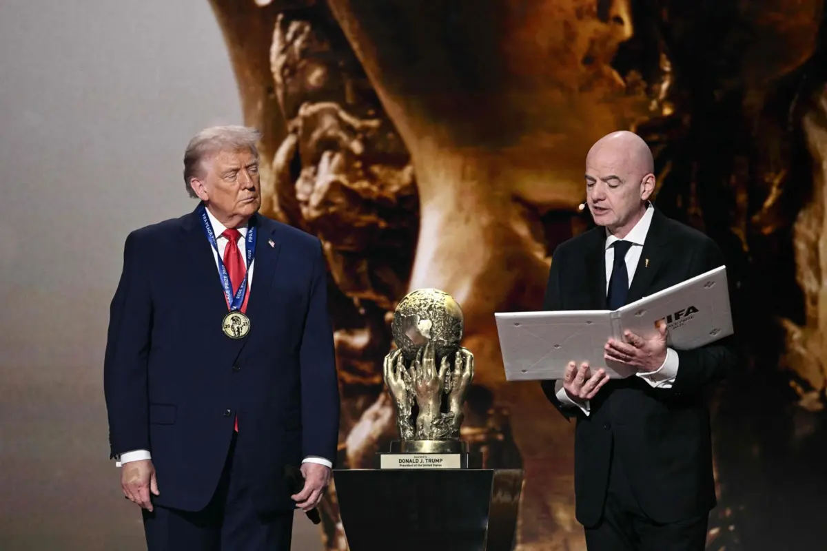 Gianni Infantino, presidente da FIFA, entregou um galardão recém-criado a Donald Trump