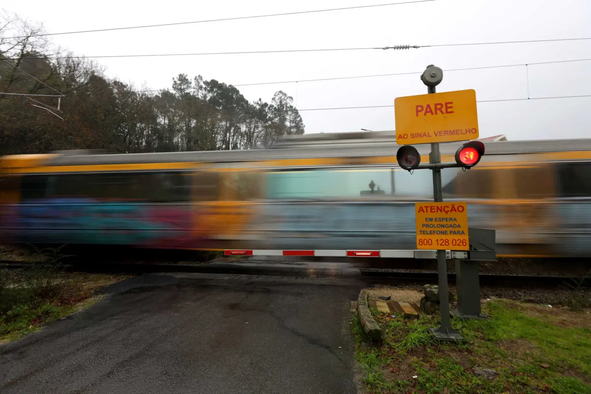 Imagem de contexto do artigo Um ferido grave em carro abalroado por comboio na Linha do Norte em Souselas