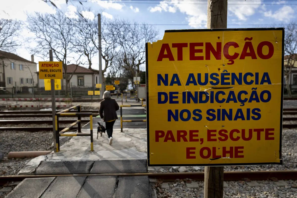 Escadas vedadas e elevador parado na Granja