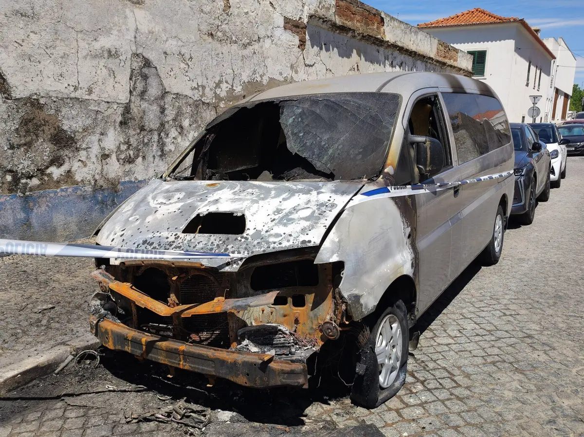 Furgão ficou destruído