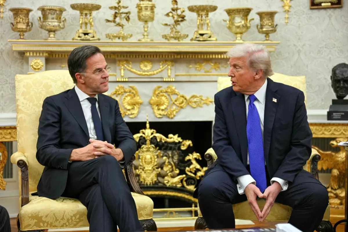 Mark Rutte (à esquerda) e Donald Trump (à direita)