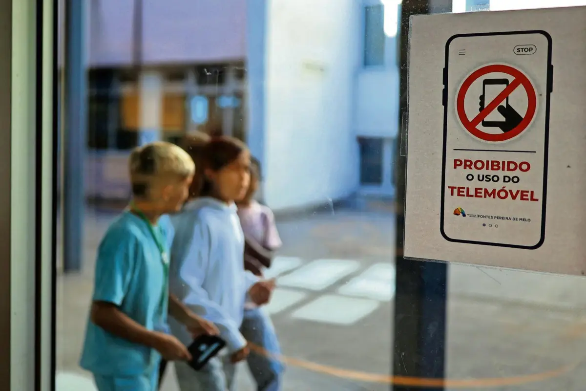 O uso de smartphones dentro do recinto escolar é proibido a alunos do 1.º ao 6.º ano