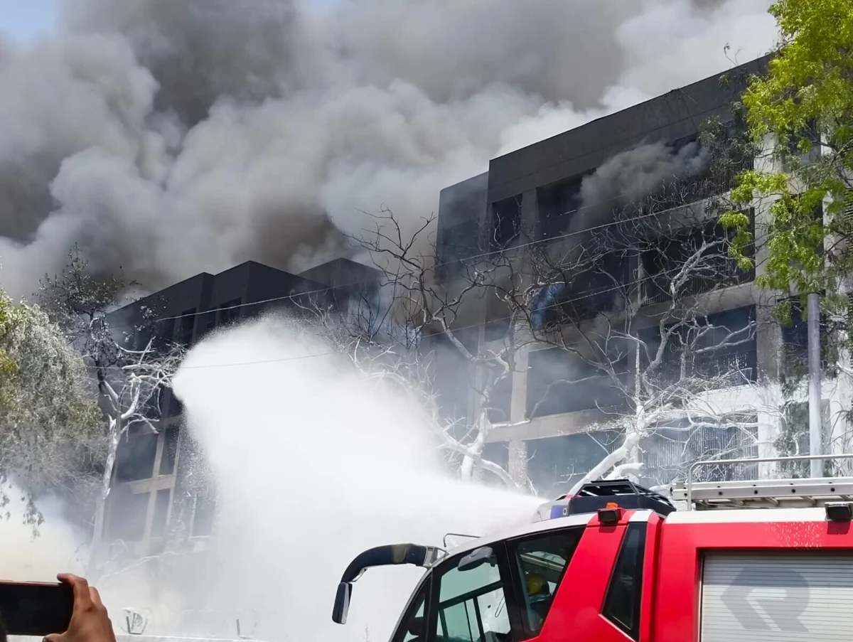 As imagens do local mostravam fumo negro no ar